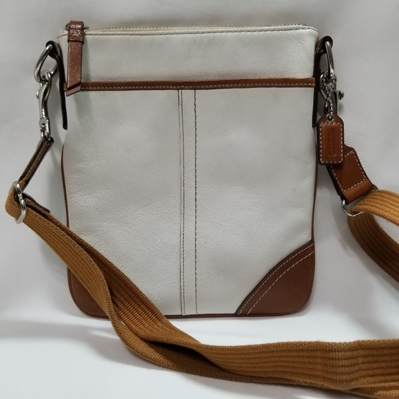 Coach Handbags - Coach Vintage Pebble Leather Messenger Sling Bag